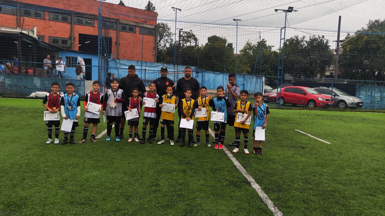 Alunos recebendo certificados e medalhas